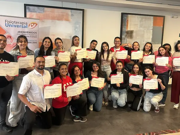 Grupo de asistentes con sus certificados al terminar el curso de Punción Seca y Electropunción en Bogotá, noviembre 2023