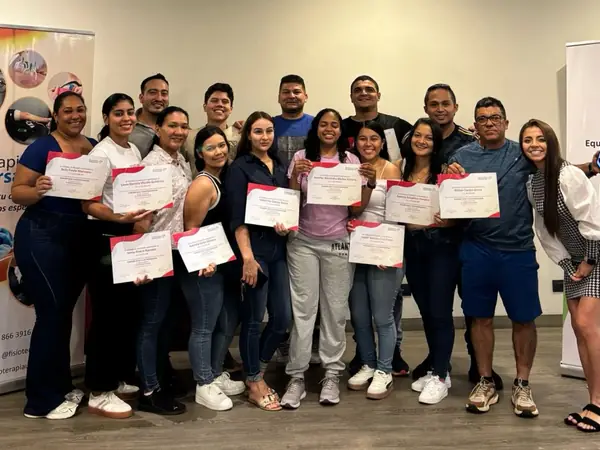 Grupo de asistentes con sus certificados al terminar el curso de Punción Seca y Electropunción en Cali, febrero 2025
