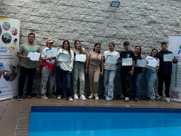 Grupo de asistentes con sus certificados al terminar el curso de Terapia Acuática en Cali, abril 2025