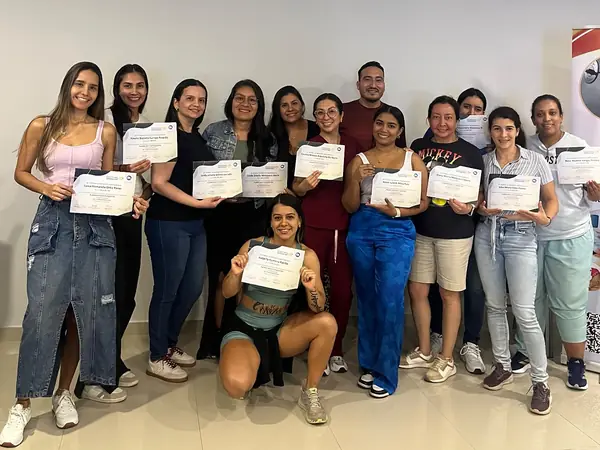 Grupo de asistentes con sus certificados al terminar el curso de Plasma Rico en Plaquetas en Cali, mayo 2025