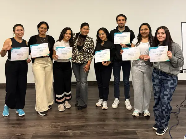 Grupo de asistentes con sus certificados al terminar el curso de Terapia Neural en Bogotá, agosto 2025